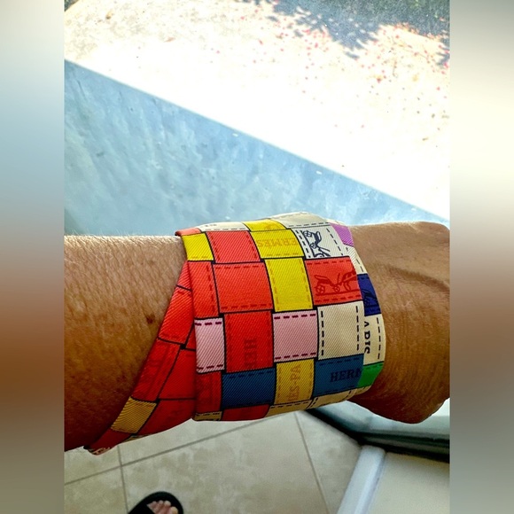 NIB HERMES Silk Bolduc Au Carre Twilly Corail Jaune Multicolor - Picture 13 of 13